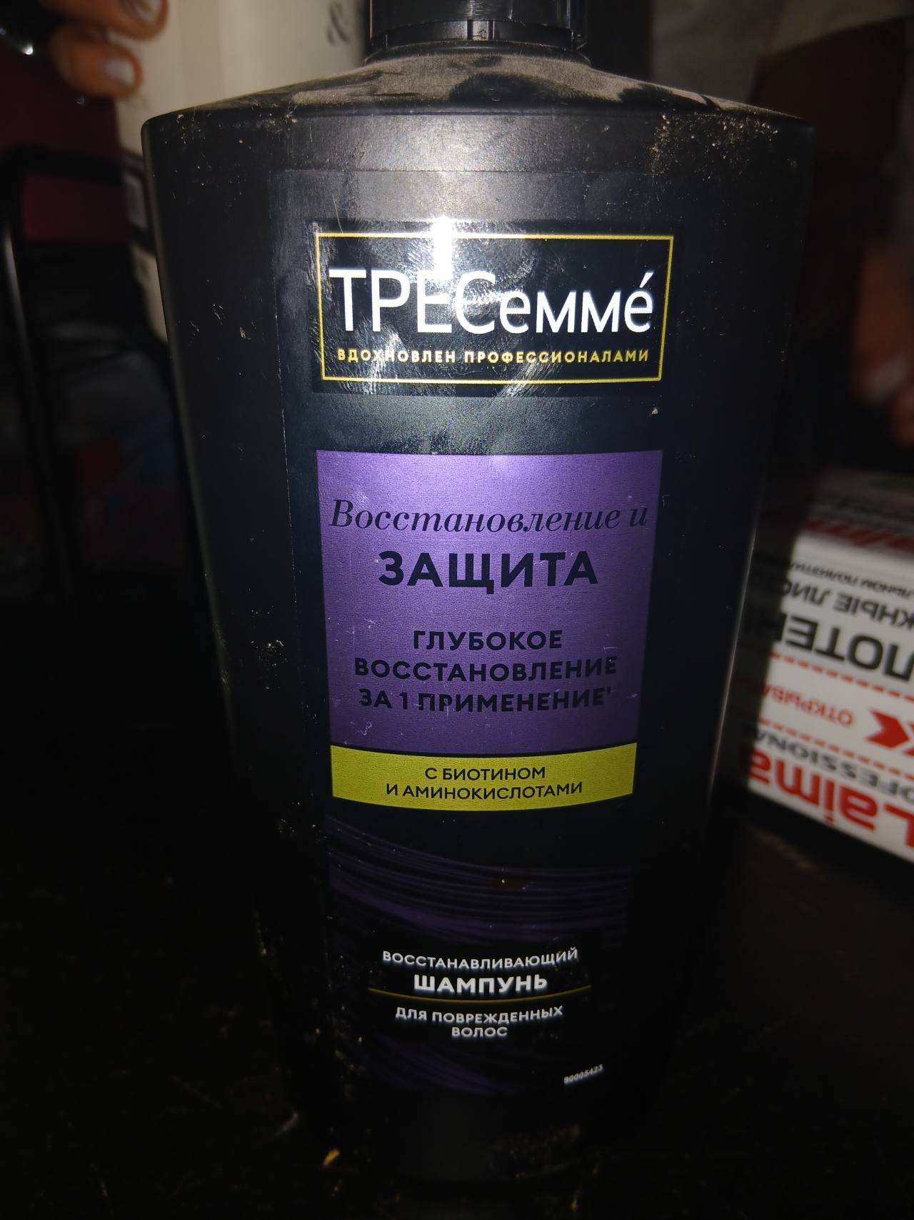 TRESemmé Восстанавливающий шампунь для поврежденных волос с биотином и аминокислотами