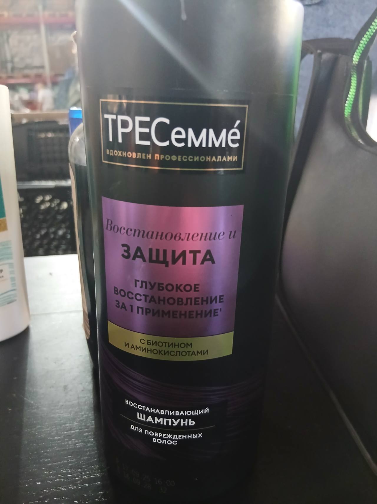TRESemmé Восстанавливающий шампунь для поврежденных волос