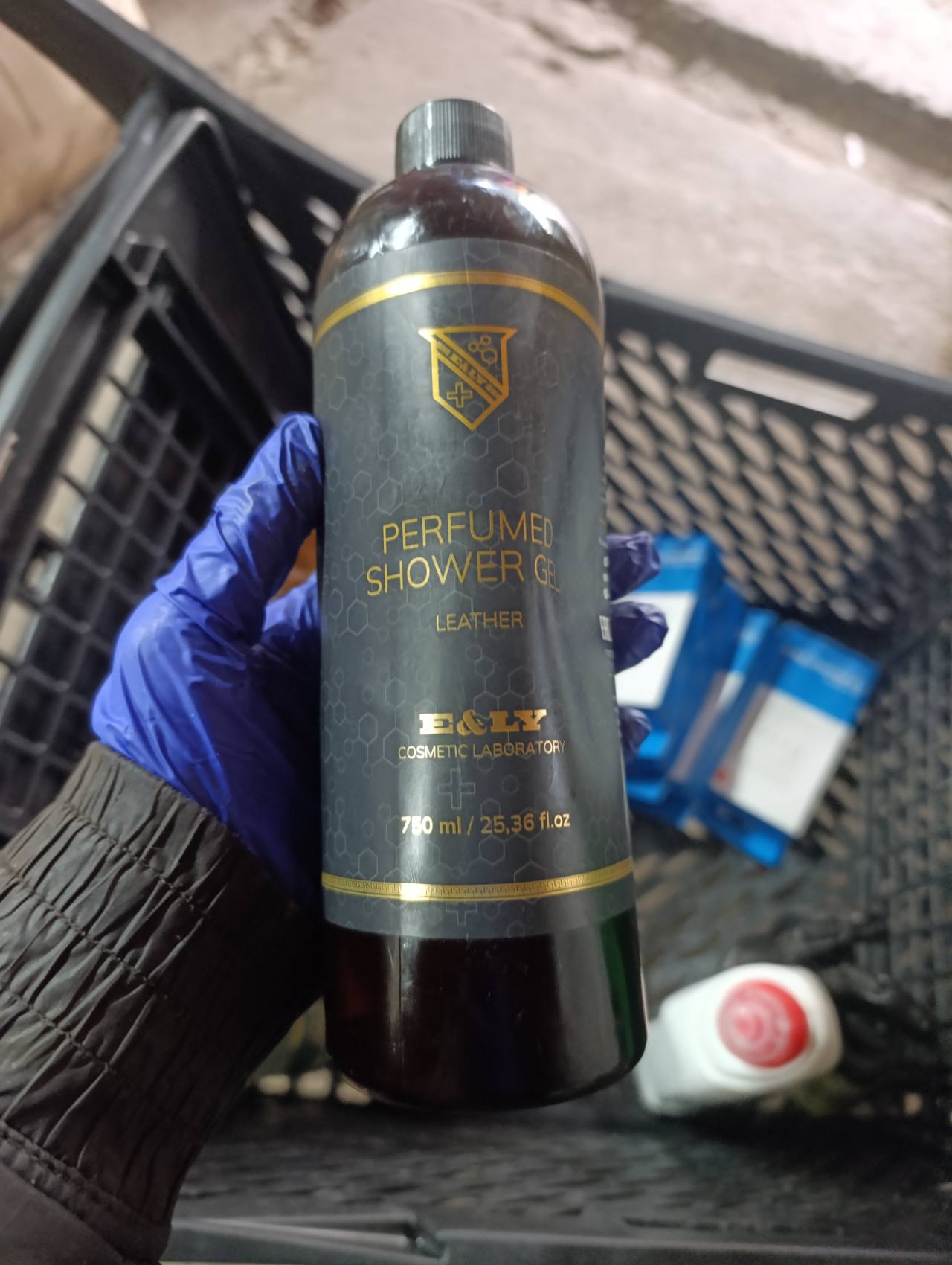PERFUMED SHOWER GEL LEATHER