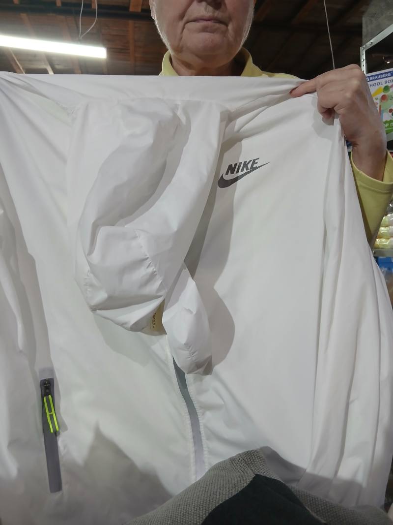 Белая куртка Nike