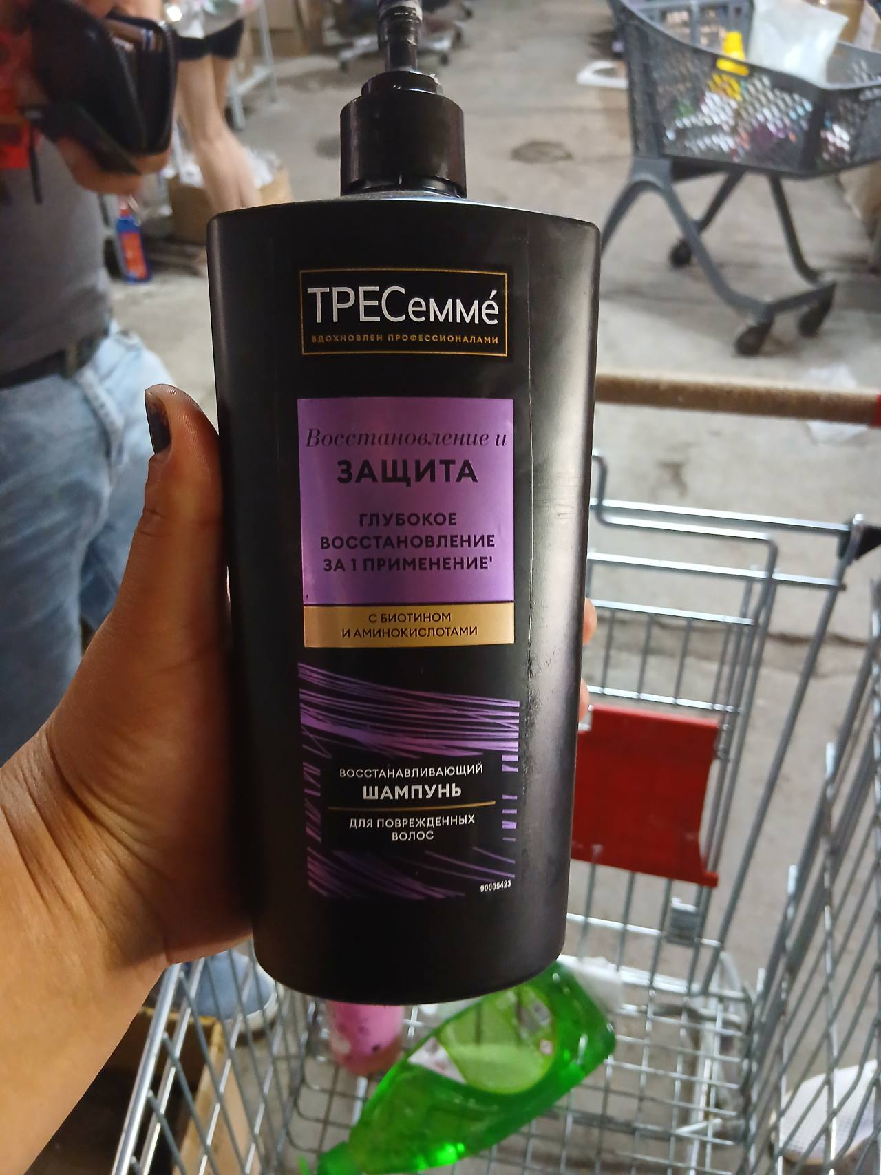 TRESemmé Восстанавливающий шампунь для поврежденных волос с биотином и аминокислотами