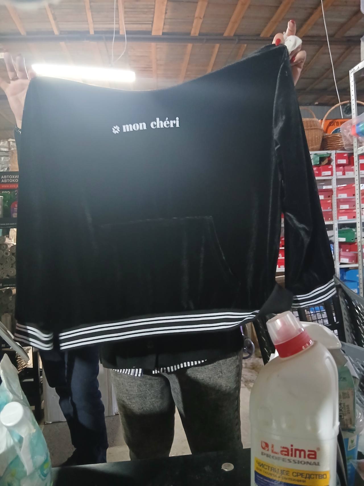 Чёрная одежда с логотипом mon chéri