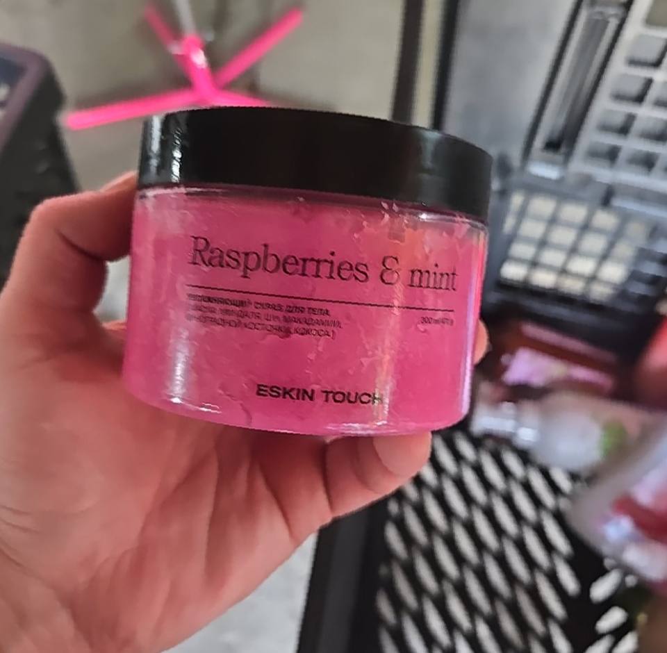 ESKIN TOUCH Скраб для тела Raspberries & mint с маслом макадамии и экстрактом кокоса