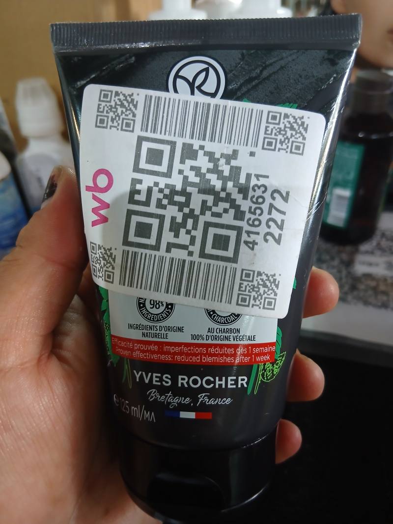 YVES ROCHER Средство для лица с углем