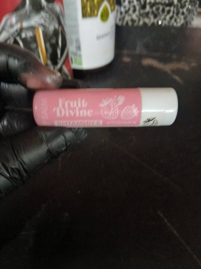 Бальзам для губ Fruit Divine Клубника