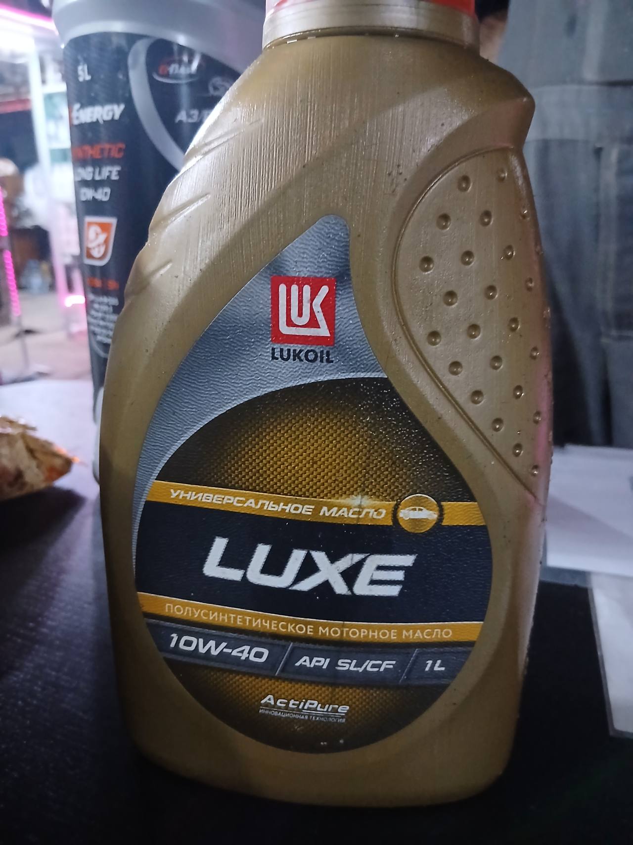 Моторное масло LUKOIL LUXE полусинтетическое 10W-40 API SL/CF