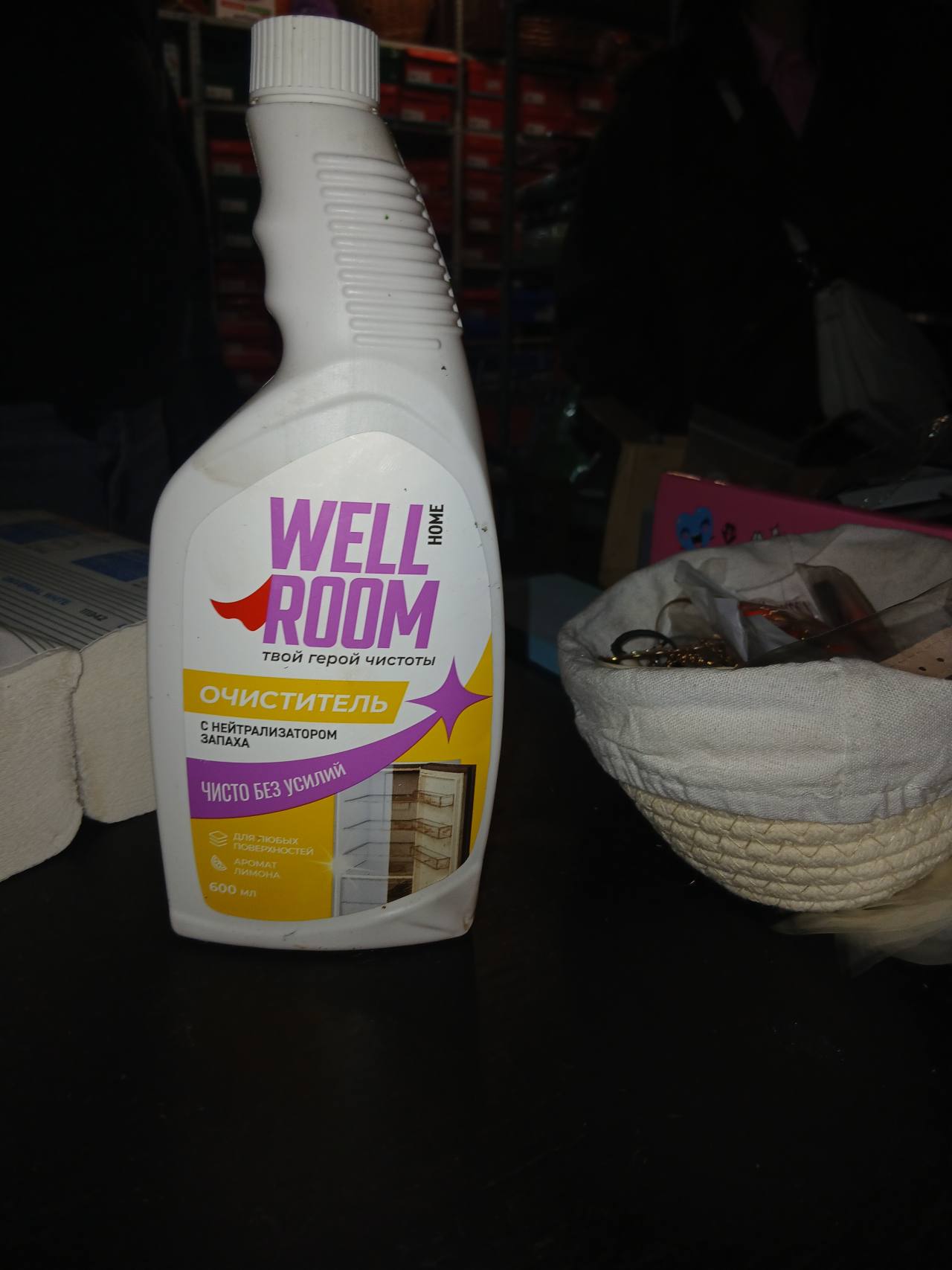 Очиститель для любых поверхностей WELL ROOM HOME с нейтрализатором запаха, аромат лимона, 600 мл