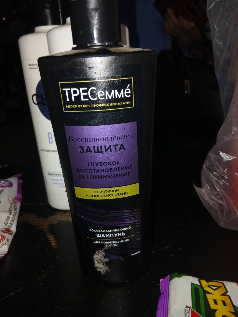 TRESemmé Восстанавливающий шампунь для поврежденных волос с биотином и аминокислотами