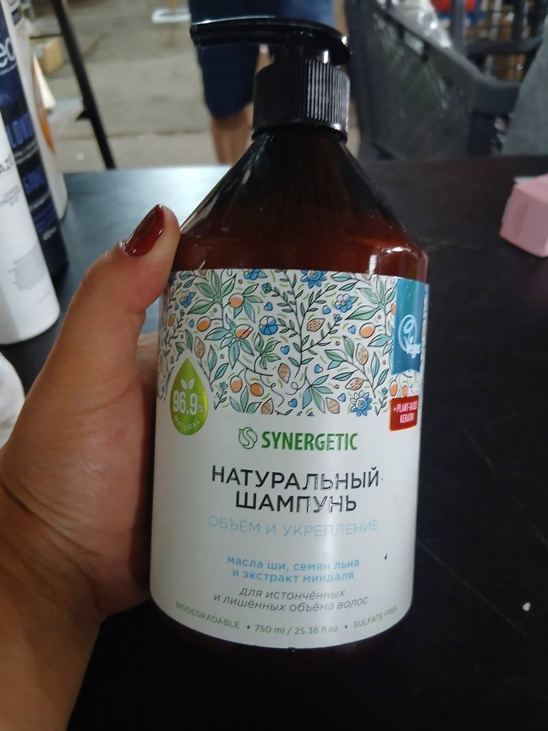 Натуральный шампунь SYNERGETIC Объем и укрепление с маслами ши, семян льна и экстрактом миндаля