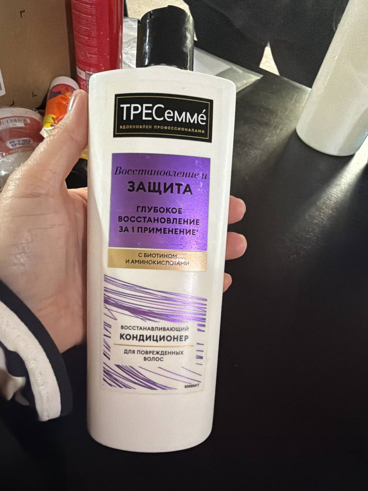 Восстанавливающий кондиционер для поврежденных волос TRESemmé Восстановление и Защита с биотином и аминокислотами