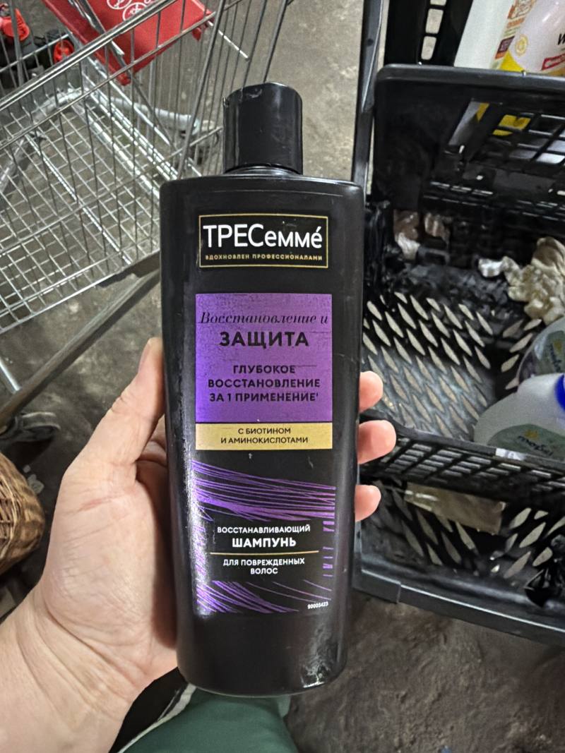 TRESemmé Восстанавливающий шампунь для поврежденных волос с биотином и аминокислотами