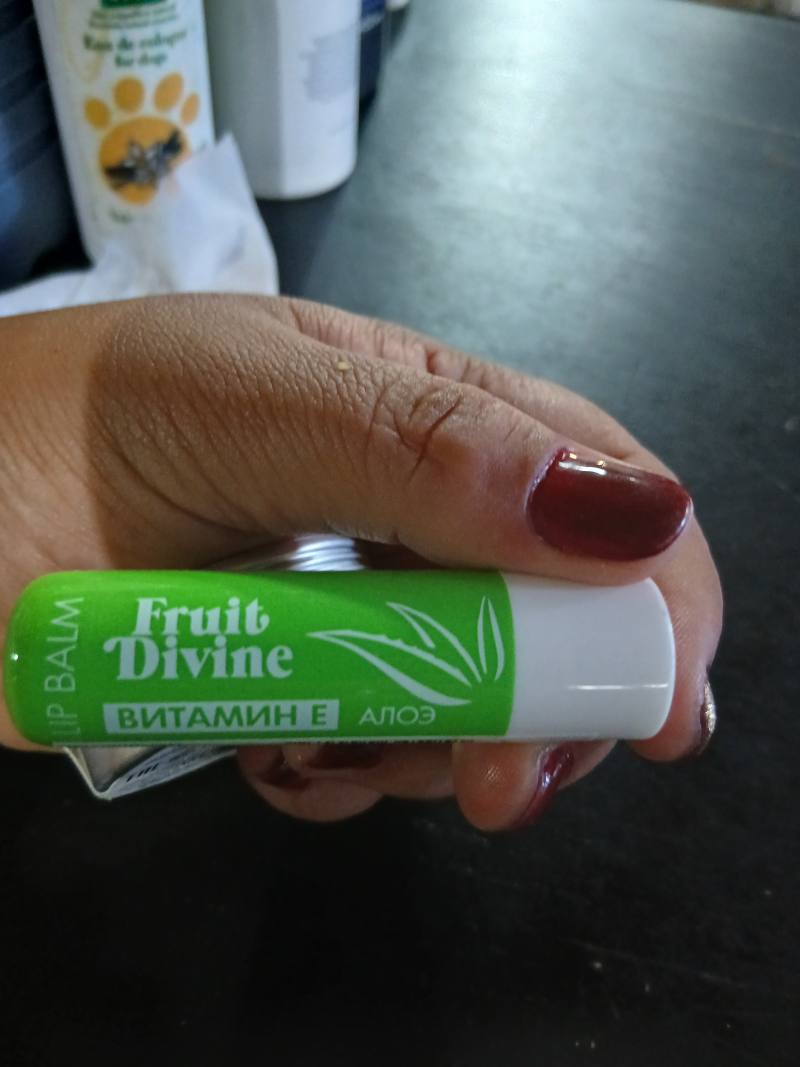 Бальзам для губ Fruit Divine с витамином Е и алоэ